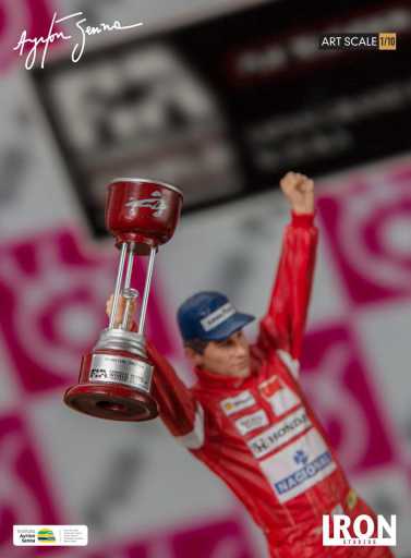 Statue Ayrton Senna 1988 Großer Preis von Japan – Kunstmaßstab 1:10
