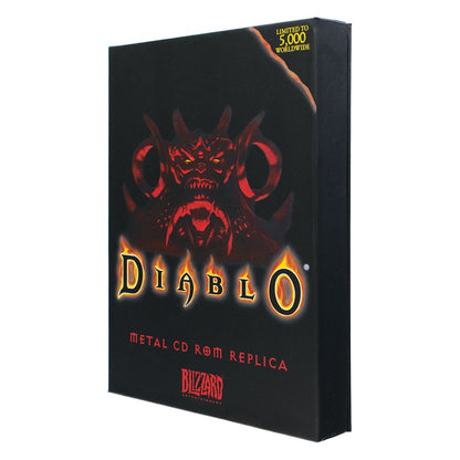 Emballage de la réplique du CD-ROM Diablo 30e anniversaire Fanattik – vue de trois quarts