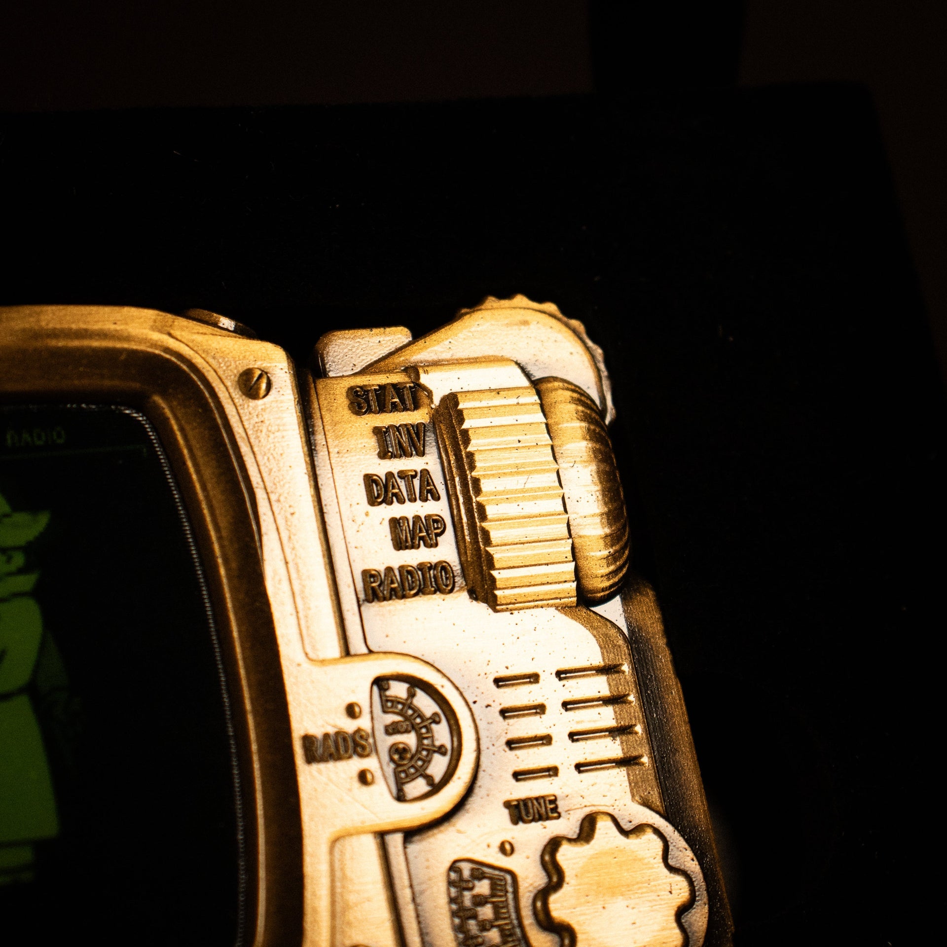 Objet collector Fallout - Pip-Boy Lenticular Ingot – Mysterious Stranger VariantLObjet collector Fallout - Pip-Boy Lenticular Ingot – Mysterious Stranger VariantiObjet collector Fallout - Pip-Boy Lenticular Ingot – Mysterious Stranger VariantnObjet collector Fallout - Pip-Boy Lenticular Ingot – Mysterious Stranger VariantgObjet collector Fallout - Pip-Boy Lenticular Ingot – Mysterious Stranger VariantoObjet collector Fallout - Pip-Boy Lenticular Ingot – Mysterious Stranger VarianttObjet collector Fallout - 