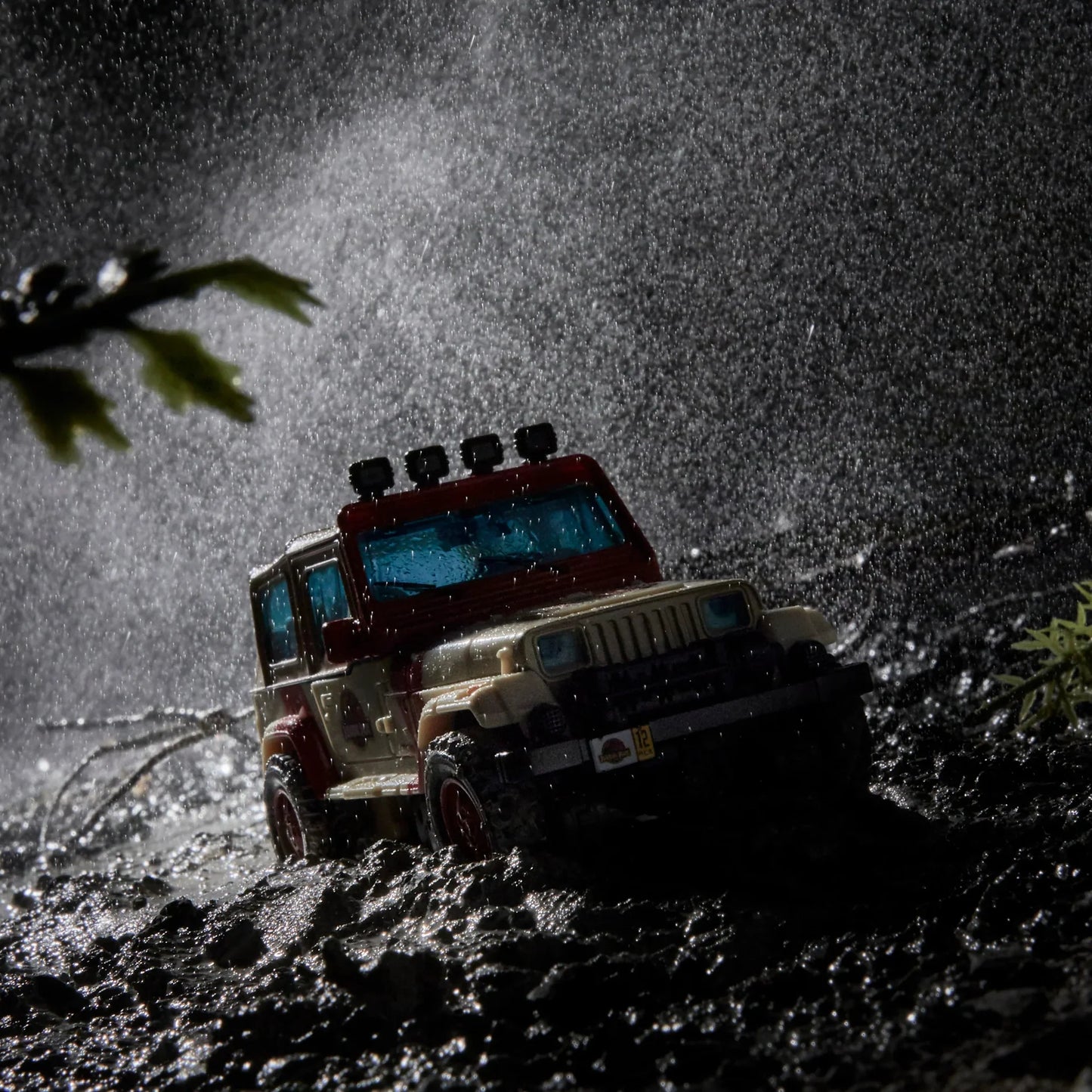 Transformers Collaborative Jurassic Park x Transformers Dilophocon and Autobot JP12