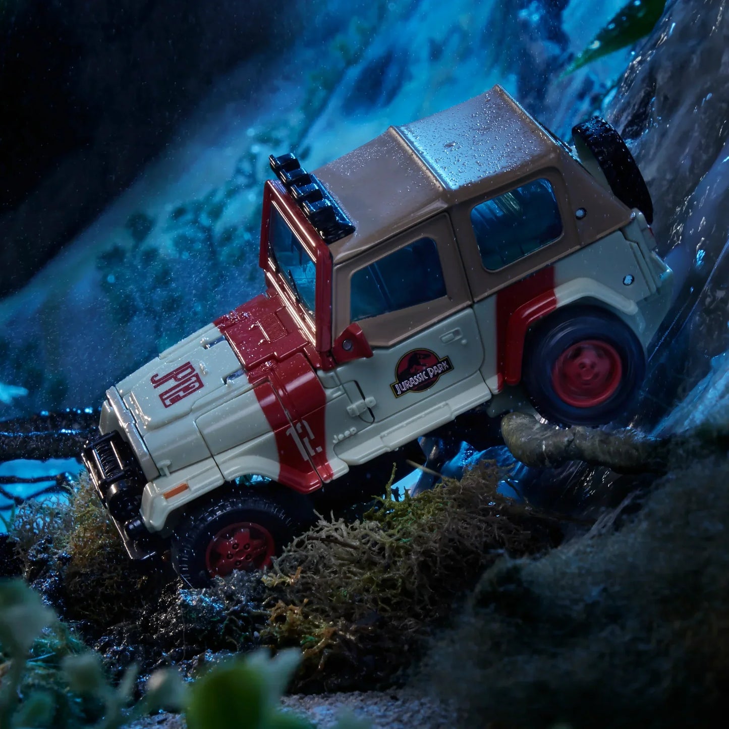 Transformers Collaborative Jurassic Park x Transformers Dilophocon and Autobot JP12