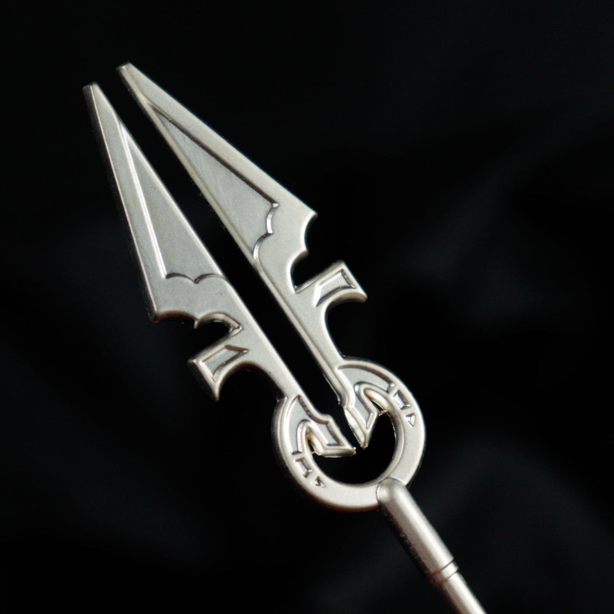 Réplique collector Magic: The Gathering - .999 Silver Plated Avacyn's Moonsilver Spear Mini