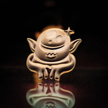 Display de 12 blind boxes Magic: The Gathering - pin’s mystère - mise en situation 2