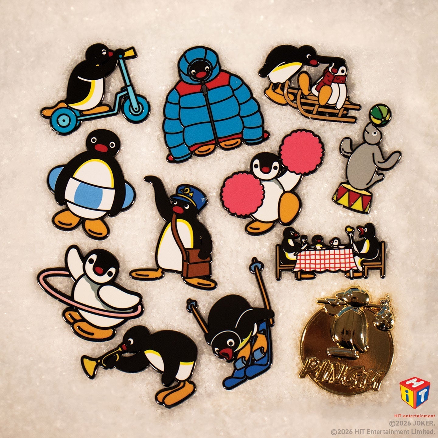 Display de 12 blind boxes Pingu - pin’s mystère - mise en situation 1