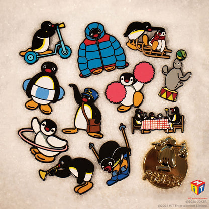 Display de 12 blind boxes Pingu - pin’s mystère - mise en situation 1