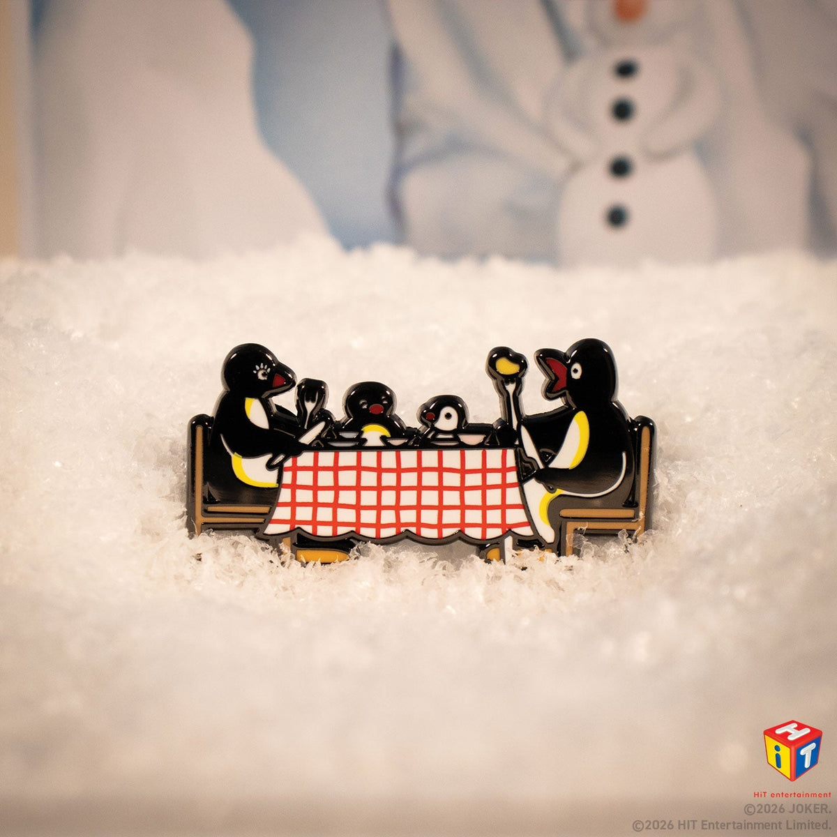 Display de 12 blind boxes Pingu - pin’s mystère - mise en situation 3