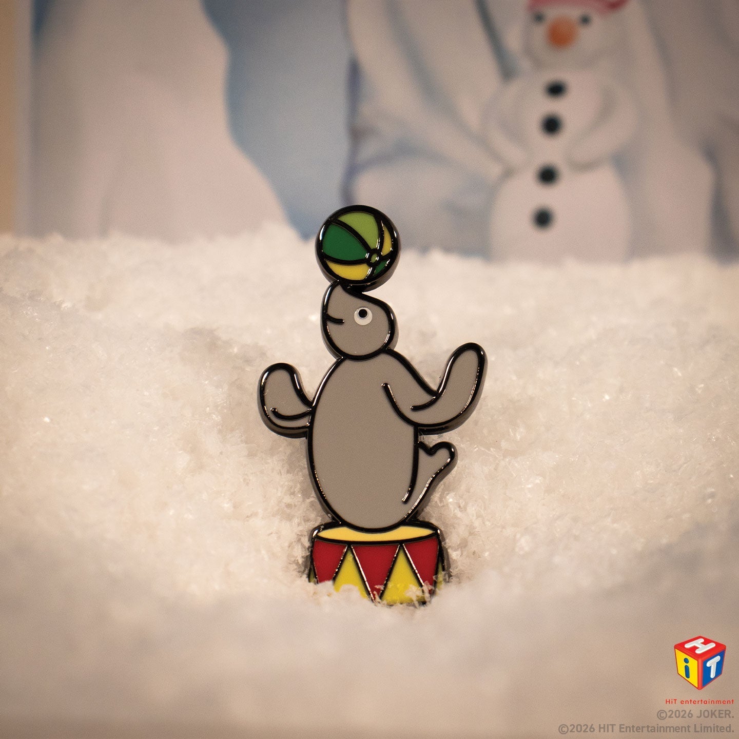 Display de 12 blind boxes Pingu - pin’s mystère - mise en situation 9