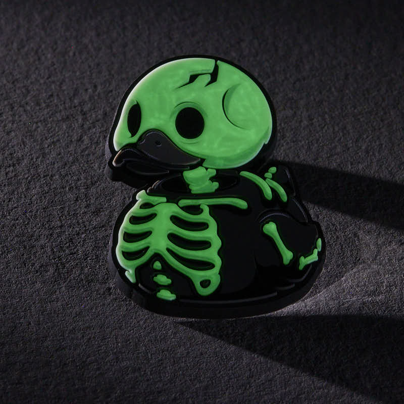Pin's TUBBZ Numskull – Squelette phosphorescent – visuel 3
