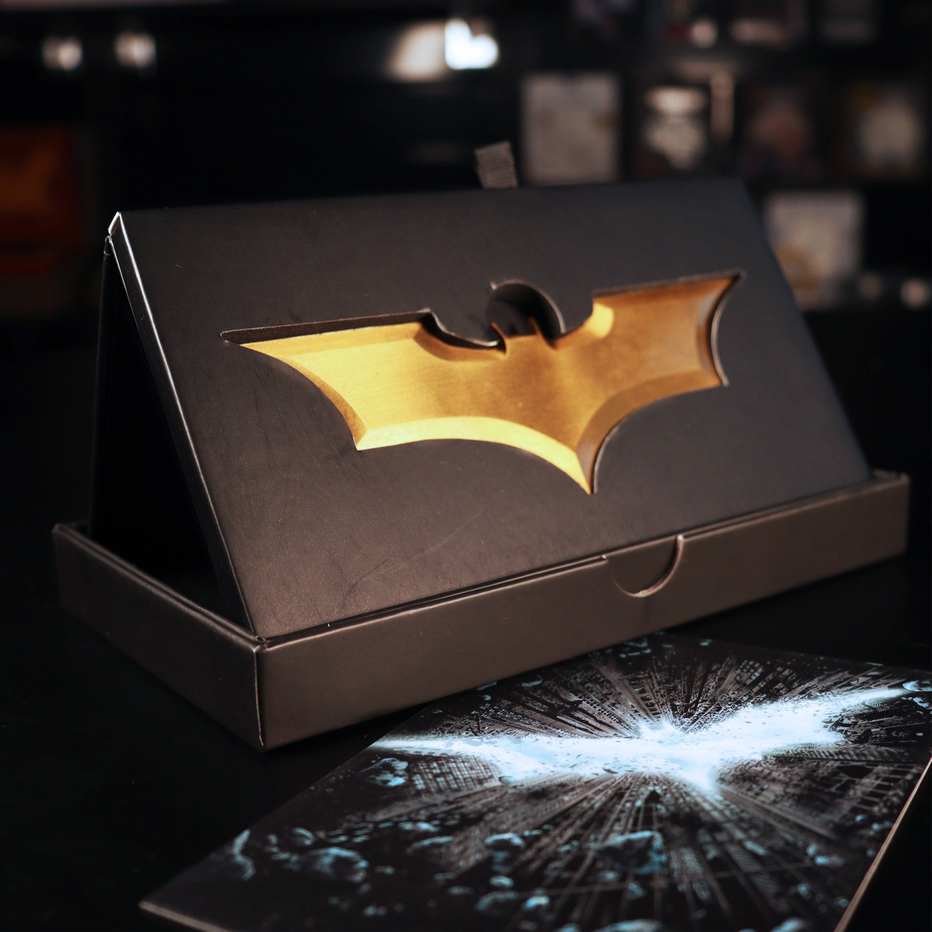 Réplique collector The Dark Knight - Batarang + carte collectorRRéplique collector The Dark Knight - Batarang + carte collectoréRéplique collector The Dark Knight - Batarang + carte collectorpRéplique collector The Dark Knight - Batarang + carte collectorlRéplique collector The Dark Knight - Batarang + carte collectoriRéplique collector The Dark Knight - Batarang + carte collectorqRéplique collector The Dark Knight - Batarang + carte collectoruRéplique collector The Dark Knight - Batarang + carte collectore