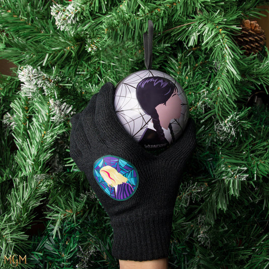 Weihnachtskapsel Handschuhe Wednesday und Enid